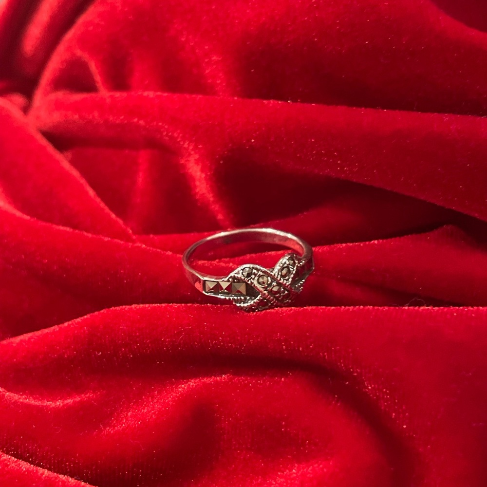 Vintage Sterling Silver Marcasite X Kiss Ring - Picture 4 of 4